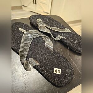 🖤Black sparkly rhinestone flip flops🩴🖤
